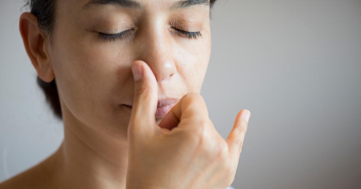 why does air only come out of one nostril